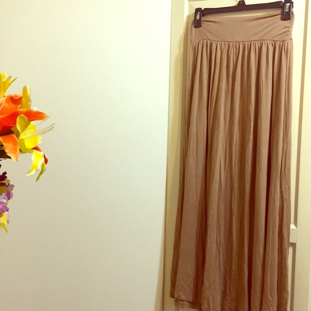 Popular basics long skirt.
